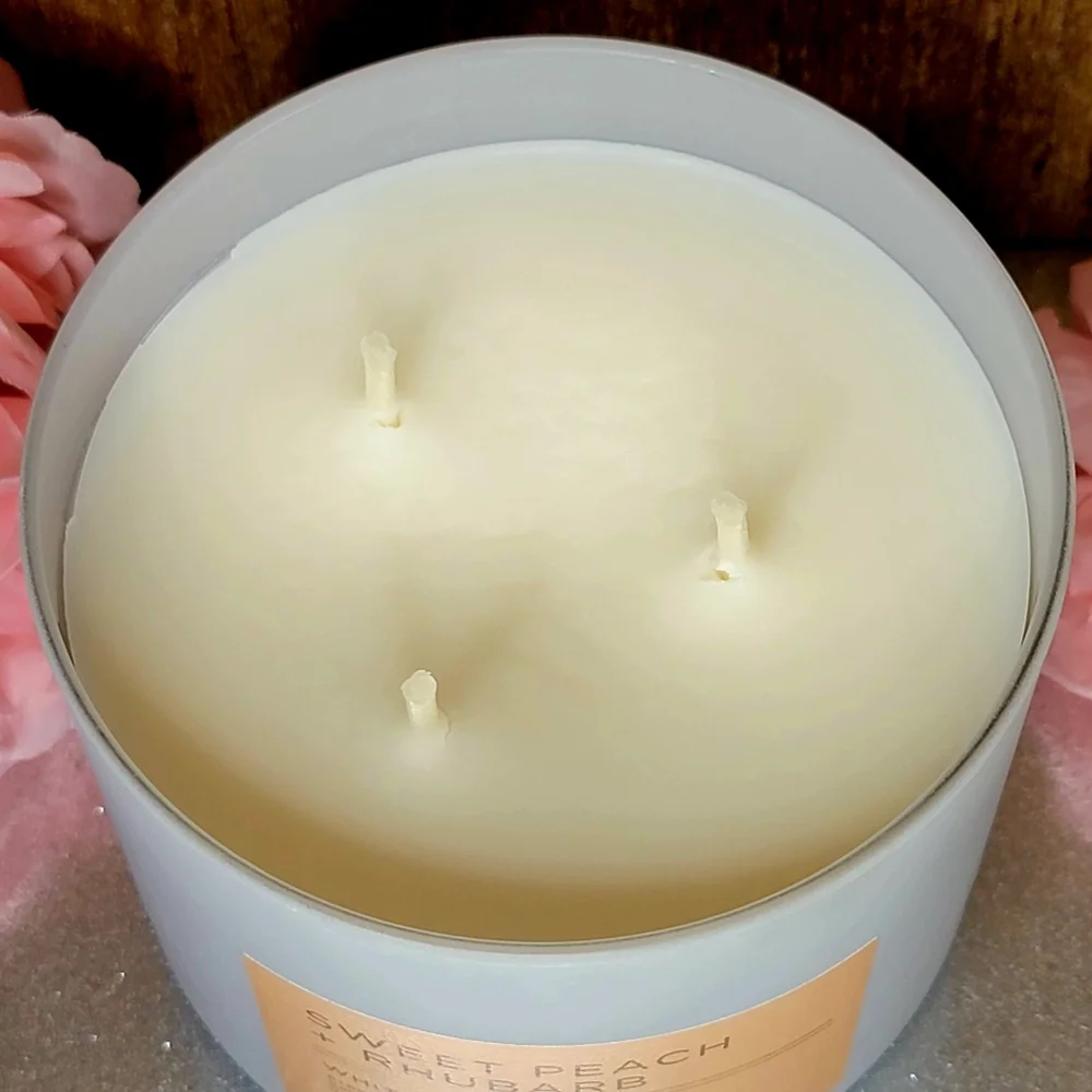 (TEST STORE EXCLUSIVE!!) B&BW Sweet Peach & Rhubarb 3-Wick Candle